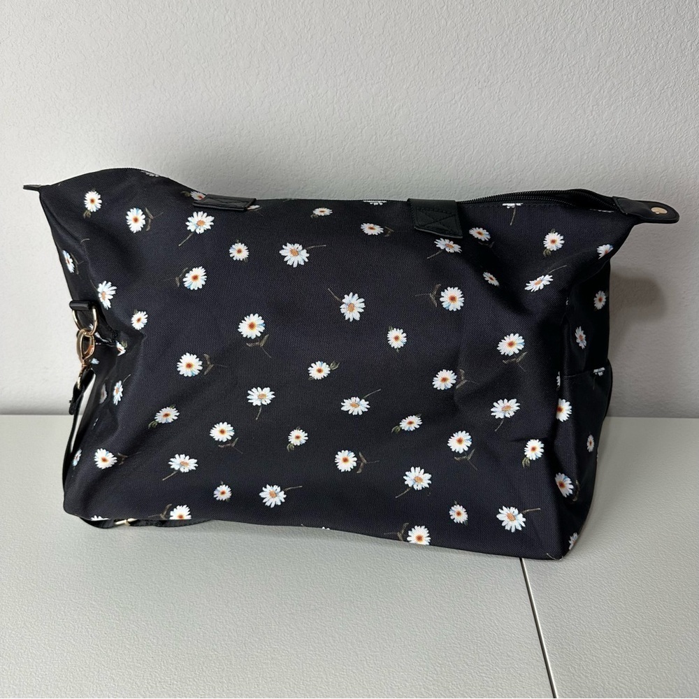 NEW Alice + Olivia Black White Daisy Duffle Travel Bag